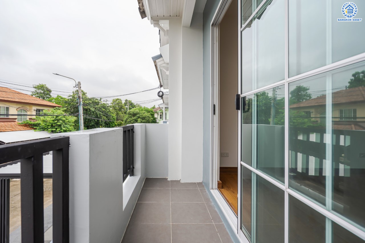 บ้านมือสองตกแต่งใหม่ ม.ชลลดา วัดลาดปลาดุก หลังมุม คุณภาพระดับ L&H บนเนื้อที่ 57.6 ตร.ว. ฟังก์ชัน 3 ห้องนอน 2 ห้องน้ำ 2 ที่จอดรถ บนทำเลศักยภาพ เพียง 15 นาทีถึง เซ็นทรัลเวสท์เกต ใกล้รถไฟฟ้าสายสีม่วง "สถานีคลองบางไผ่"...